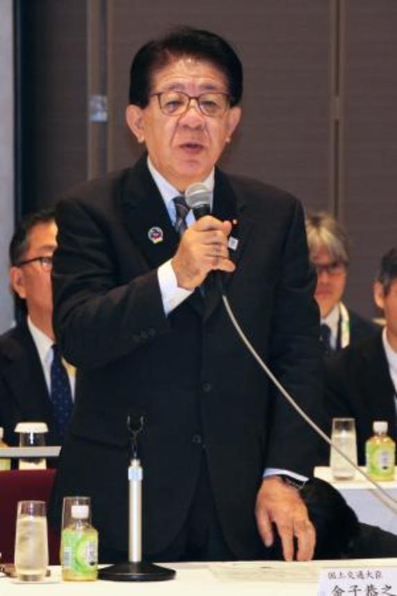 　日本建設業連合会と不動産協会の初会合に補助参加し、あいさつする金子国交相＝１日午前、東京都千代田区