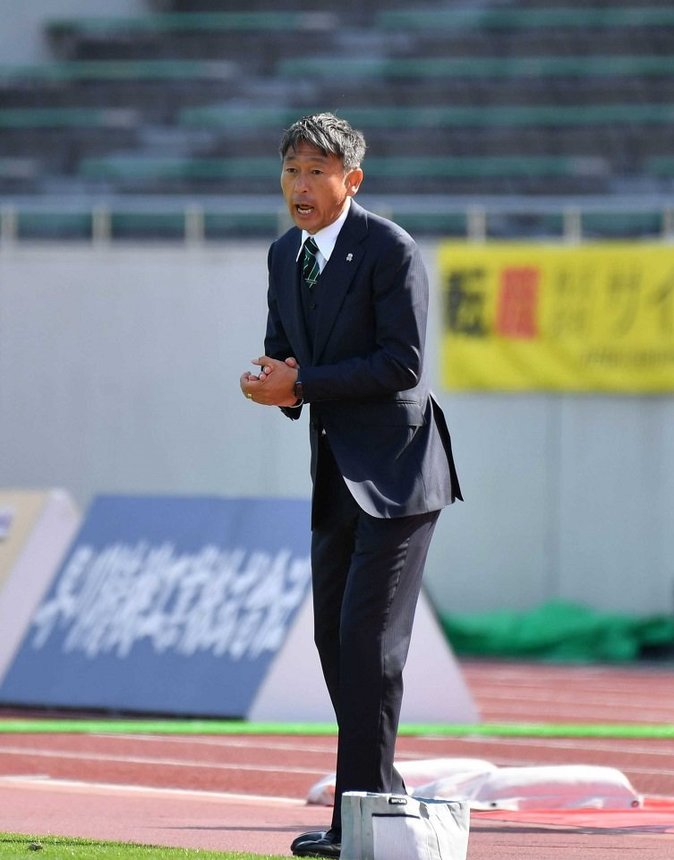 ＦＣ岐阜×大阪＝後半、ピッチサイドから声を張り上げて選手を鼓舞するＦＣ岐阜の上野優作監督＝長良川競技場