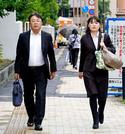 　浜岡原発の運転終了を住民らが求めた訴訟の弁論再開申し立てのため、静岡地裁へ向かう原告団の弁護士ら＝６日午後