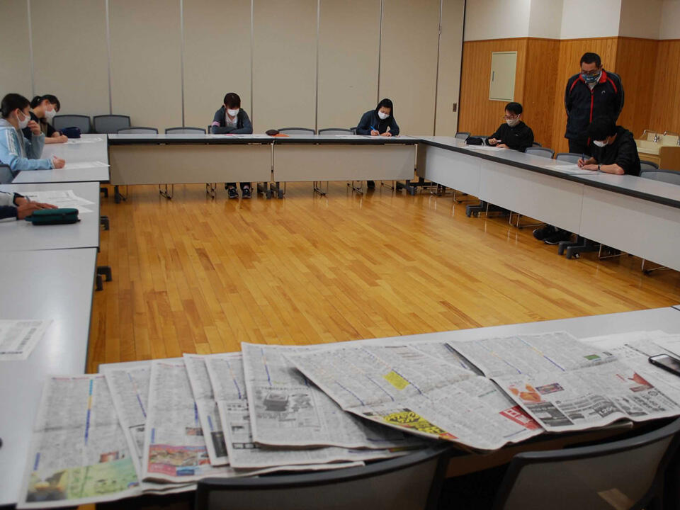 新聞記事を活用した若手教員対象の研修会＝同