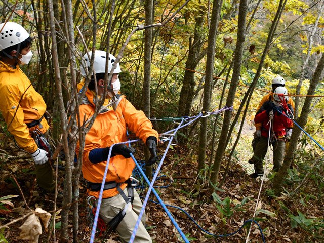 救助者を背負った隊員を引き上げる訓練で、ロープを引く隊員＝高山市岩井町、国立乗鞍青少年交流の家