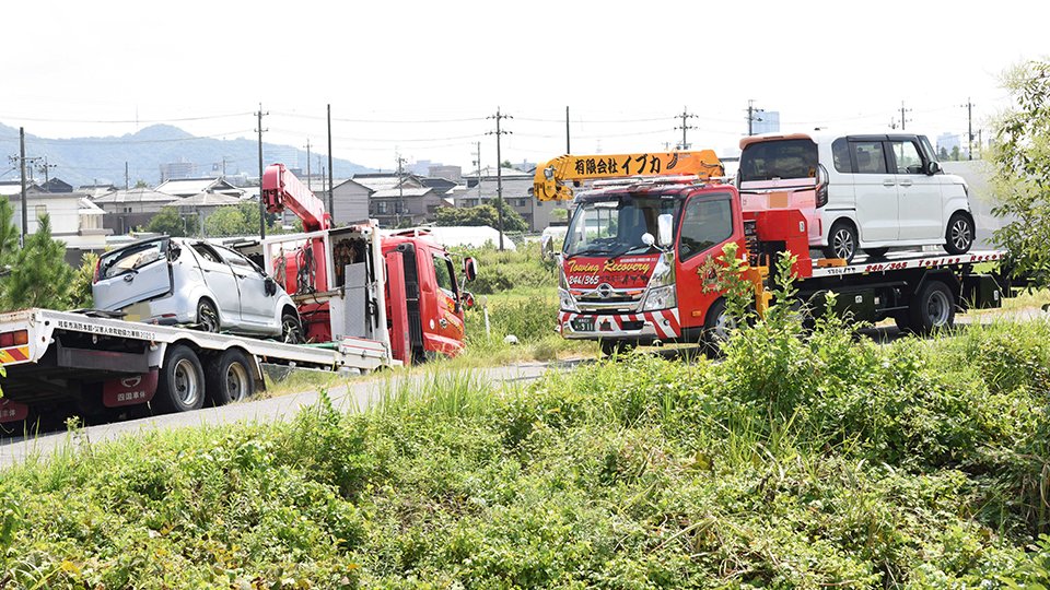 衝突した軽乗用車を運ぶレッカー車＝７日午前１１時１０分、岐阜市北柿ケ瀬