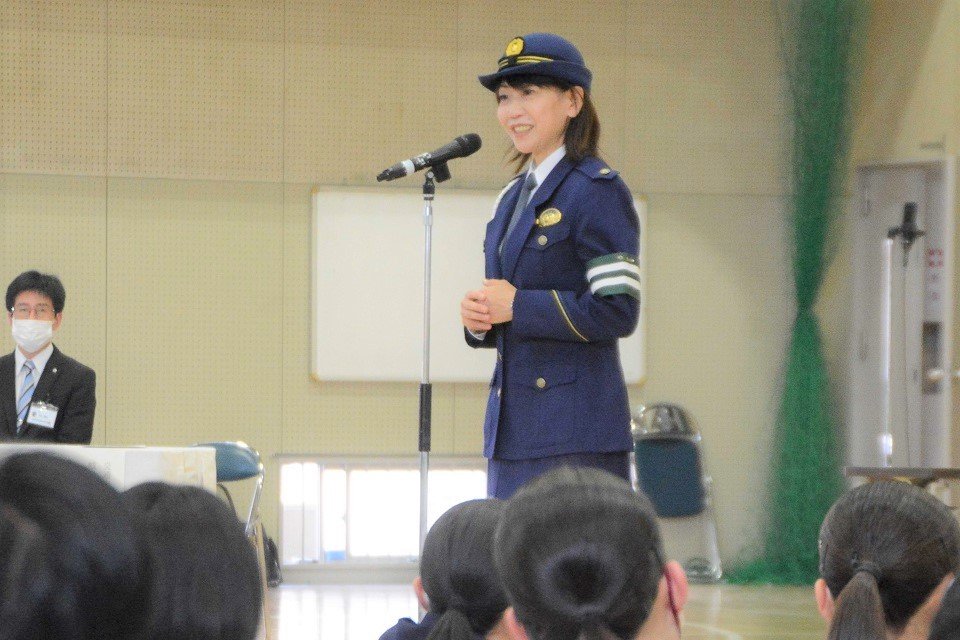一日交通部長として母校の生徒たちにヘルメット着用の重要性を伝える高橋尚子さん＝岐阜市則武新屋敷、県岐阜商業高校