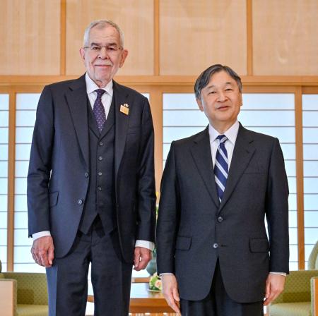 　オーストリアのファンデアベレン大統領との会見に臨まれる天皇陛下＝２２日午前、皇居・御所（代表撮影）