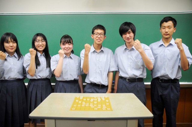 躍進を誓う鴬谷高校将棋部の男子、女子チーム＝岐阜市鴬谷町、鴬谷高校