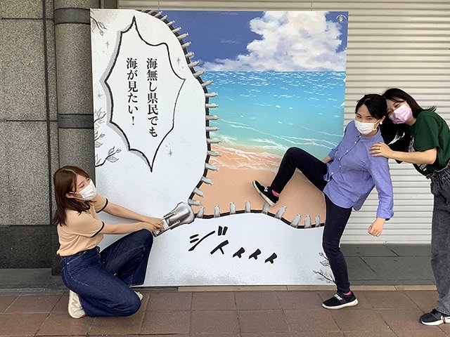 歩道に設置された錯視アート。大垣女子短期大の学生がデザインした力作＝大垣市高屋町