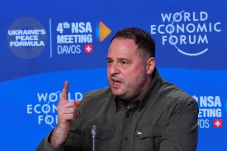 　スイス・ダボスで記者会見するウクライナのイエルマーク大統領府長官＝２０２４年１月（ロイター＝共同）