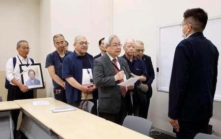 　厚労省の担当者に要請書を提出する生活保護訴訟の原告ら＝２７日午後、国会