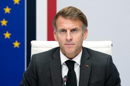 　フランス大統領府で情報機関との会合に出席したマクロン大統領＝２２日、パリ（ＡＰ＝共同）