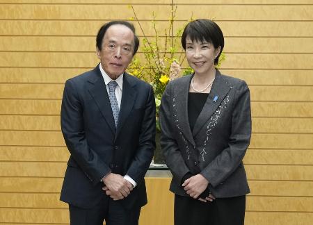 　高市早苗首相（右）と日銀の植田和男総裁＝２０２６年２月１６日、首相官邸