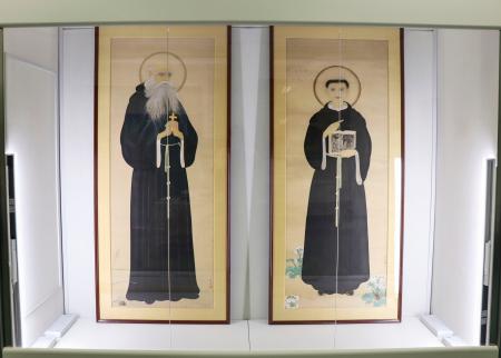 　大阪市のカトリック玉造教会で展示されている「日本二十六聖人画」の「聖ディエゴ喜斎」（左）と「聖フランシスコ吉」の肖像画