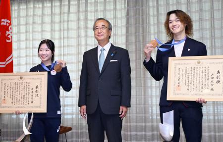 　新潟県庁で県民栄誉賞を受賞し、花角英世知事（中央）と記念写真に納まるフィギュアスケートの中井亜美選手（左）とスノーボードの山田琉聖選手＝１１日午前