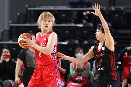 　トヨタ自動車―デンソー　プレーするデンソー・高田（左）＝京王アリーナＴＯＫＹＯ（Ｗリーグ提供）