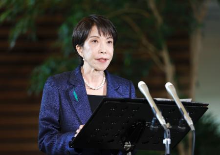 　オンライン会合後に記者団の取材に応じる高市首相＝１５日午後、首相官邸