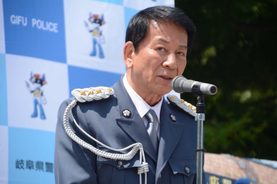 ニセ電話詐欺への警戒を呼びかける杉良太郎さん＝岐阜市橋本町、ＪＲ岐阜駅前信長ゆめ広場