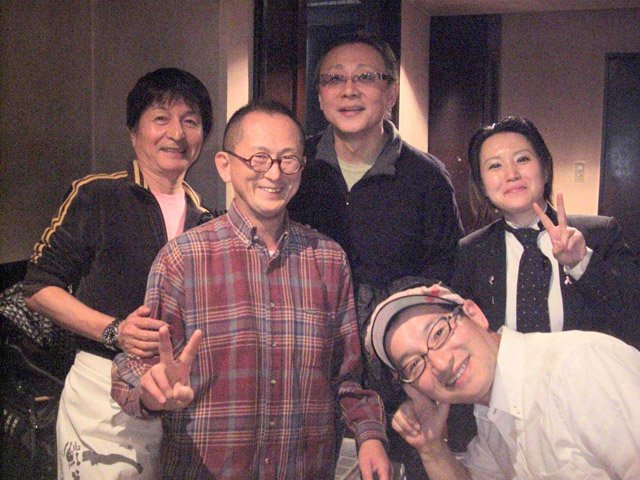 ２０１１年１１月のそば会で、店主の小林明さん（左から２人目）を囲んで記念撮影するパルト小石さん（左）。落語家の春風亭昇太さんやタレントの松尾貴史さんらも同席していた（小林さん提供）