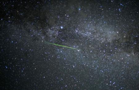 　「ペルセウス座流星群」が出現のピークを迎え、新潟県佐渡市で見られた流れ星＝１２日夜（１０秒露光）