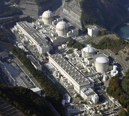 　関西電力大飯原発。手前から１号機、２号機、３号機、４号機＝２０２４年１１月、福井県おおい町