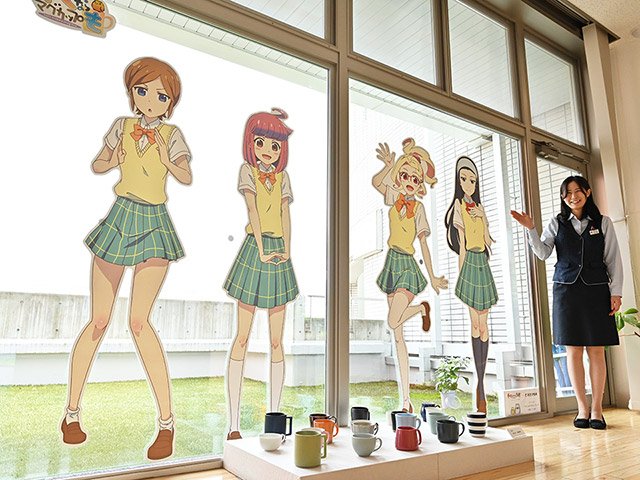「やくならマグカップも」のキャラクターの等身大ステッカー＝多治見市虎渓山町、とうしん学びの丘エール