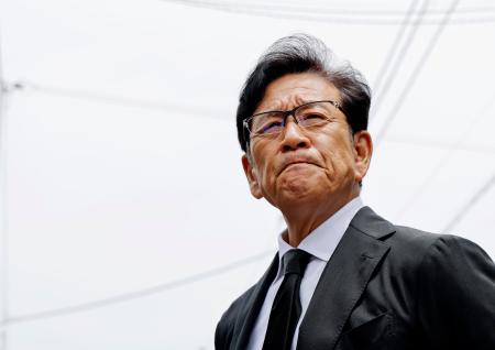 　長嶋茂雄さんの自宅を弔問に訪れ、取材に応じる栗山英樹さん＝６日午前