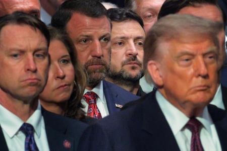 　米上院議員の葬儀に参列したトランプ大統領（手前右）とウクライナのゼレンスキー大統領（奥）＝７月２８日、ワシントン（ゲッティ＝共同）