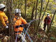 救助者を背負った隊員を引き上げる訓練で、ロープを引く隊員＝高山市岩井町、国立乗鞍青少年交流の家