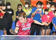 日頃の練習を実演する森さくら選手＝大垣市郭町、大垣城ホール