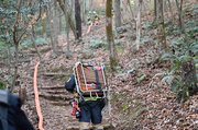 ホースを背負って登山道を上る消防隊員＝各務原市鵜沼、伊木山