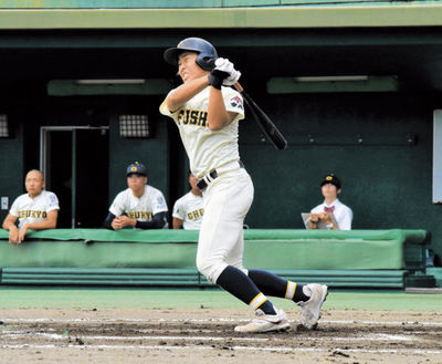 中京×市岐阜商＝１回表市岐阜商２死二塁、伊藤好が先制の適時二塁打を放つ＝長良川