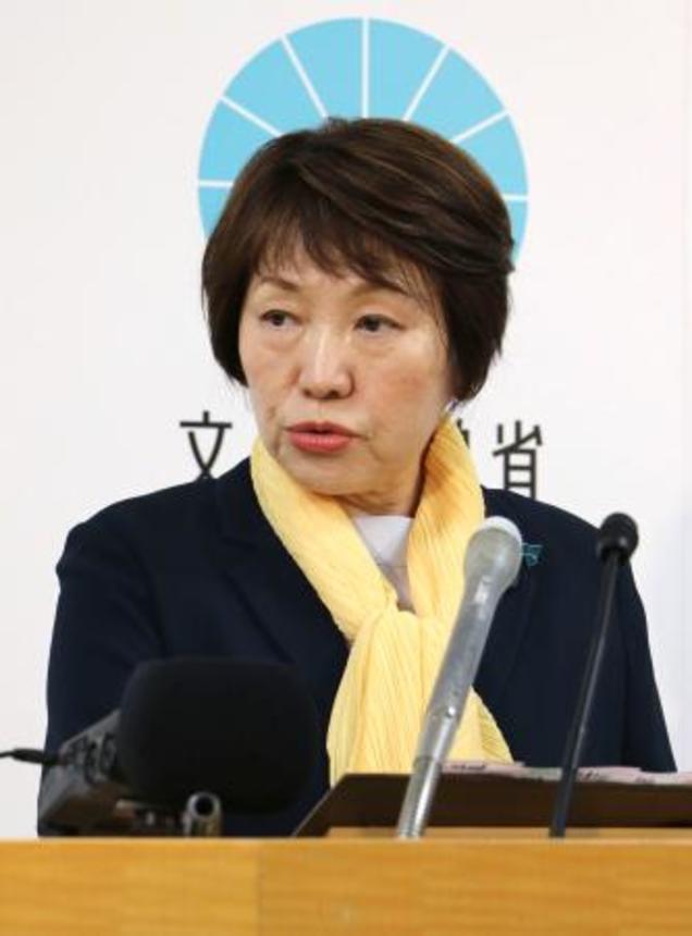 　閣議後に記者会見する阿部文科相＝１３日午前、文科省