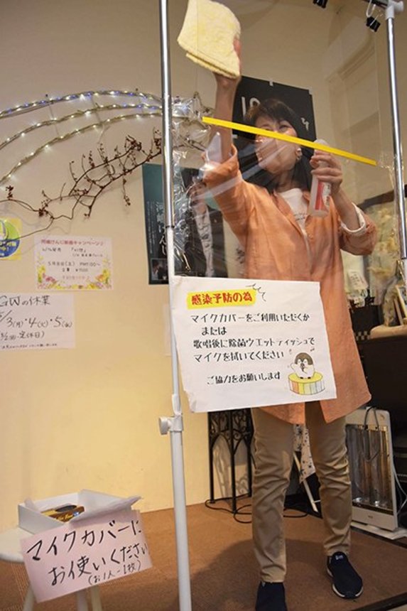 県の非常事態宣言を受け、夜の休業を決めたカラオケ喫茶＝２３日午後４時８分、岐阜市平和通、歌手宮