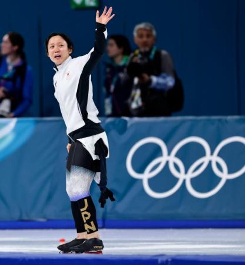 　女子１５００メートルのレースを終え、観客席に向かい手を振る高木美帆＝ミラノ（共同）