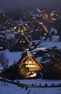 ライトアップに浮かび上がる合掌造り集落＝１５日午後５時２６分、大野郡白川村荻町