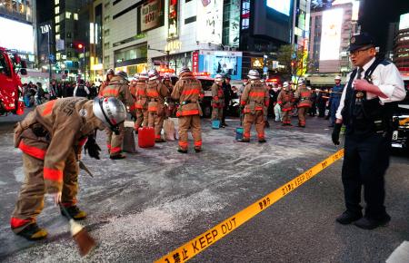 　東京・渋谷駅前のスクランブル交差点に集まった消防隊員ら＝３日午後９時４３分