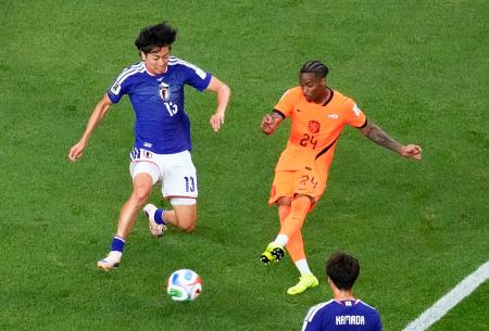 　日本―オランダ　後半、チーム２点目のゴールを決めるオランダのシュメルビル。左は中村＝ダラス（共同）
