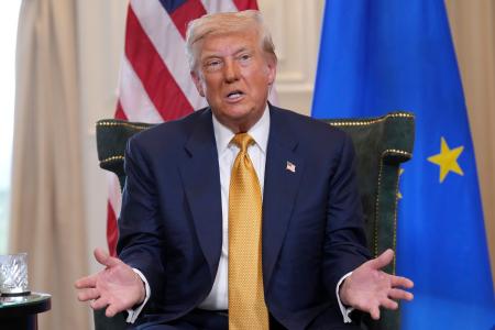 　２７日、英北部スコットランドでＥＵのフォンデアライエン欧州委員長と会談するトランプ米大統領（ＡＰ＝共同）