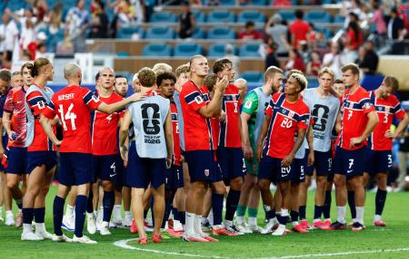 　イングランドに敗れ、サポーターにあいさつするハーランド（中央）らノルウェーの選手たち＝マイアミ（共同）