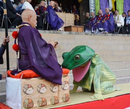 　金峯山寺蔵王堂で行われた奇祭「蓮華会・蛙飛び行事」＝７日午後、奈良県吉野町