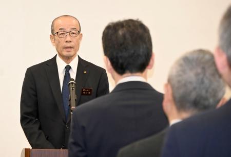 　仕事始め式で幹部職員らを前に訓示する石川県輪島市の坂口茂市長＝５日午前、輪島市役所