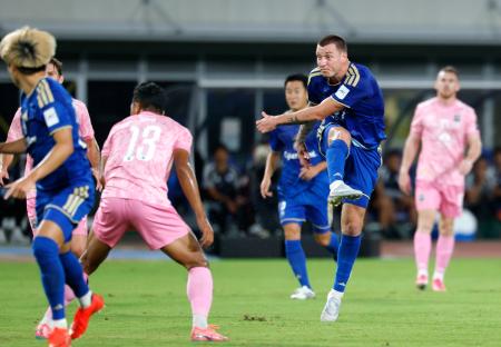 　町田―スバイリエン　前半、先制ゴールを決める町田・デューク（右手前）＝Ｇスタ