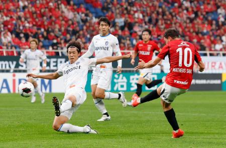 　浦和―長崎　後半、先制ゴールを決める浦和・マテウスサビオ（右）＝埼玉スタジアム