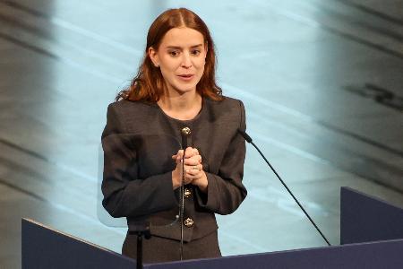 　ノーベル平和賞の授賞式で、マチャド氏の演説を代読する長女のアナ・コリナ・ソーサ氏＝１０日、オスロ（ロイター＝共同）