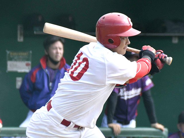 中部学院大×皇学館大＝３回裏中部学院大無死三塁、広部が適時二塁打を放つ＝ダイムスタジアム伊勢