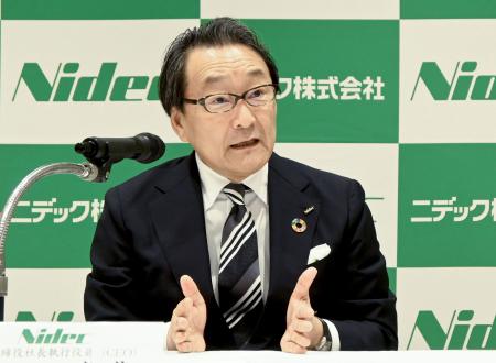 　定時株主総会後、記者会見するニデックの岸田光哉社長＝２０日午後、京都市下京区
