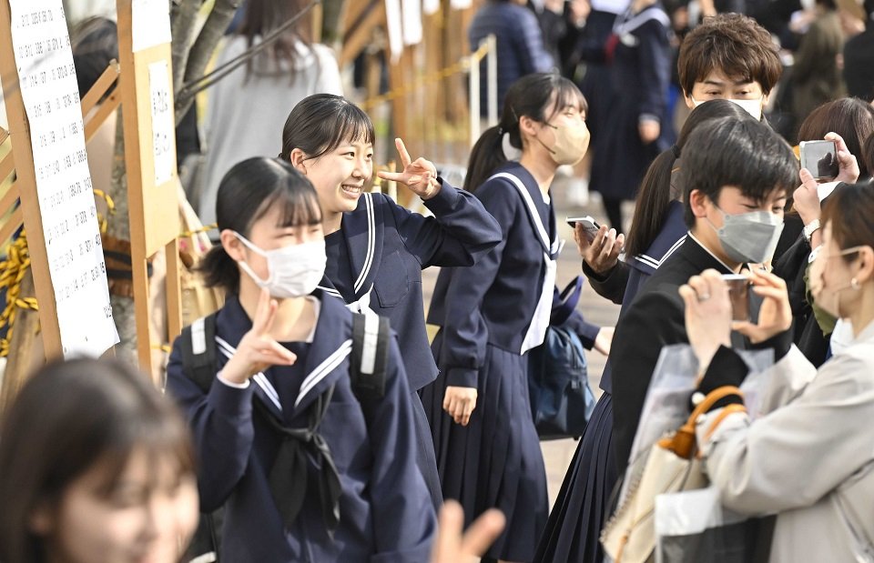 「あった!」 歓声続々と上がる 岐阜県の公立高校で合格発表 岐阜新聞Web 「あった!」 歓声続々と上がる 岐阜県の公立高校で合格発表 岐阜新聞Web