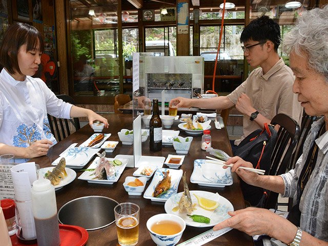 鮎料理を堪能する来店客＝関市洞戸尾倉、鮎の里ほらど