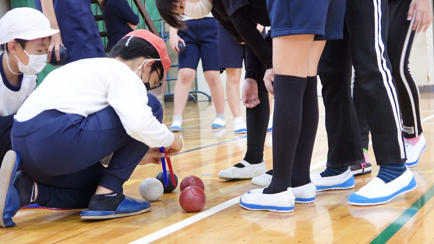 ボールとジャックボールの距離を測る児童＝岐阜市六条北、三里小学校