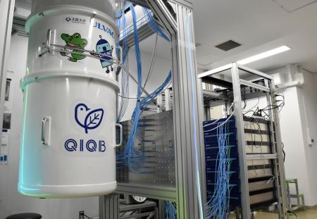 　大阪大で稼働した量子コンピューター。手前は特殊な冷凍機＝２８日午後、大阪府豊中市
