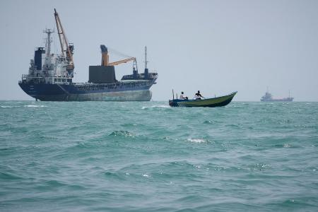 　イラン南部バンダルアバス沖のホルムズ海峡に浮かぶ貨物船やボート＝６日