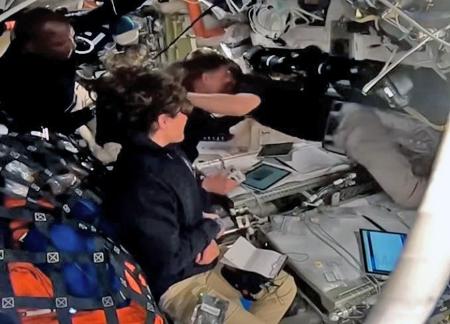 　アポロ１３号の記録を更新し、宇宙船オリオンの中で抱き合う飛行士ら（ＮＡＳＡの中継から・共同）